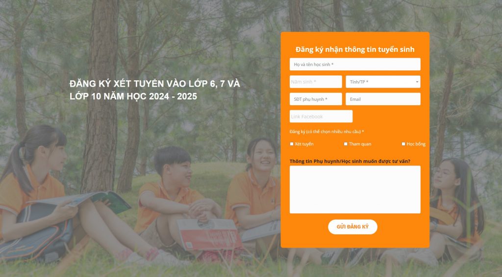 Phụ huynh điền thông tin tuyển sinh trên website trường